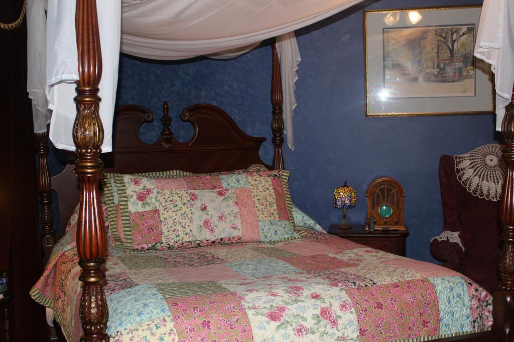 Montgomery Mansion Bed and breakfast
