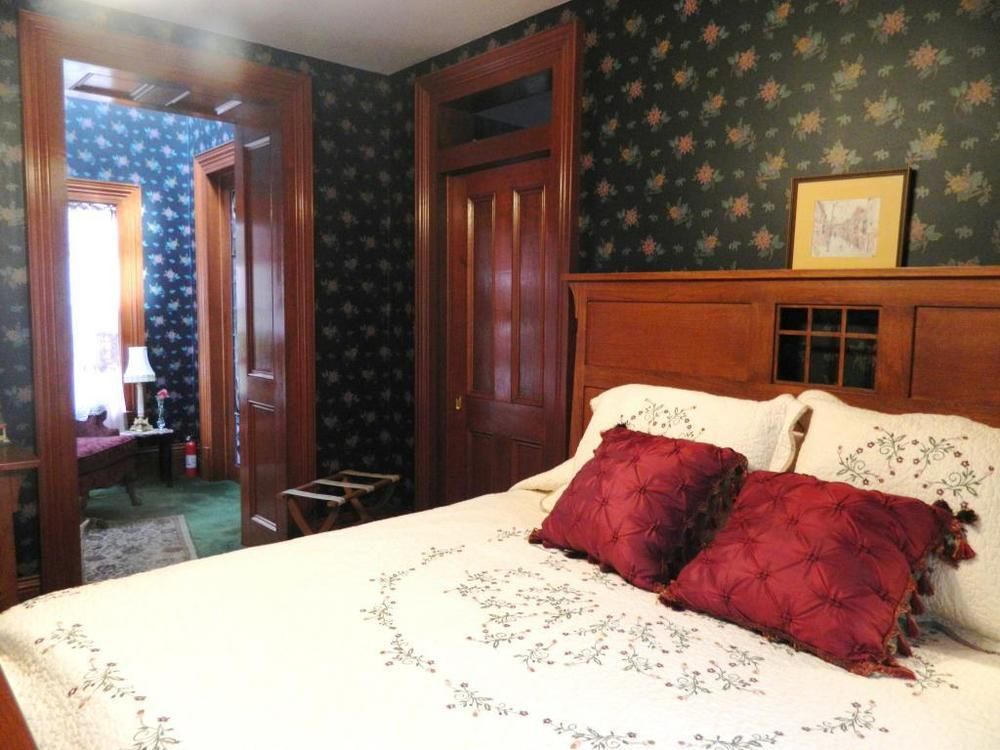 Montgomery Mansion Bed and breakfast