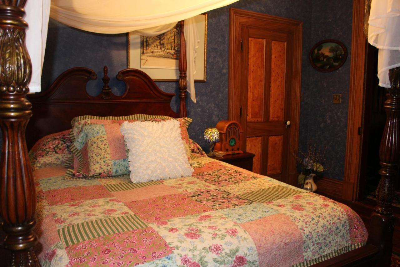 Montgomery Mansion Bed and breakfast Claysville