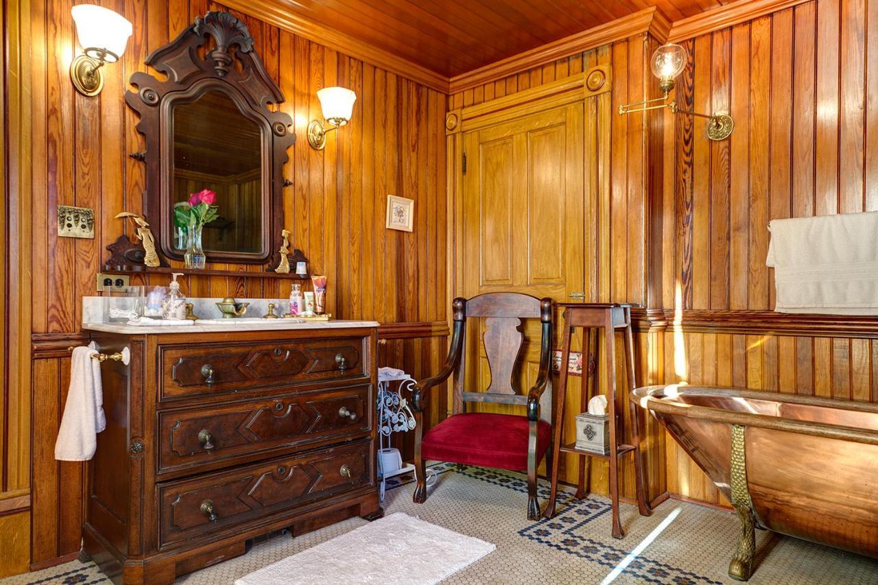 Montgomery Mansion Bed and breakfast Claysville