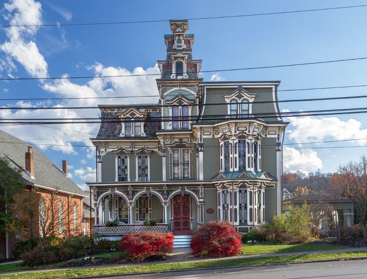 Montgomery Mansion Bed and breakfast Claysville